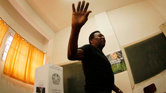 O jogador Pelé vota em Santos, São Paulo