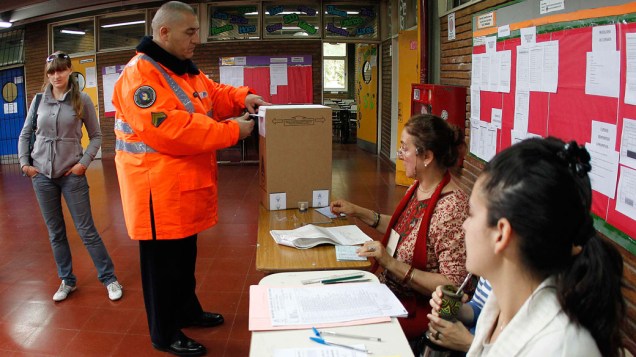 Policial vota durante a eleição presidencial da Argentina, em Buenos Aires