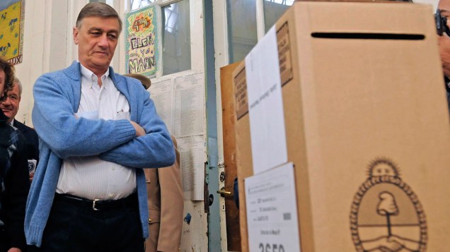 Governador de Santa Fé e candidato a presidência, Hermes Binner, durante a votação presidencial na Argentina