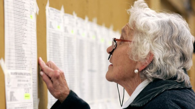 Mulher procura nome na lista durante eleição presidencial na Argentina