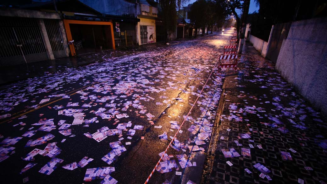 Cenário típico de eleição: ruas tomadas por santinhos