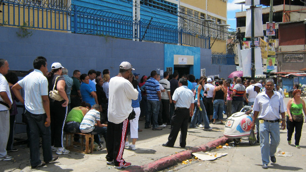 Fila de votação na favela de Petare, a maior da América Latina