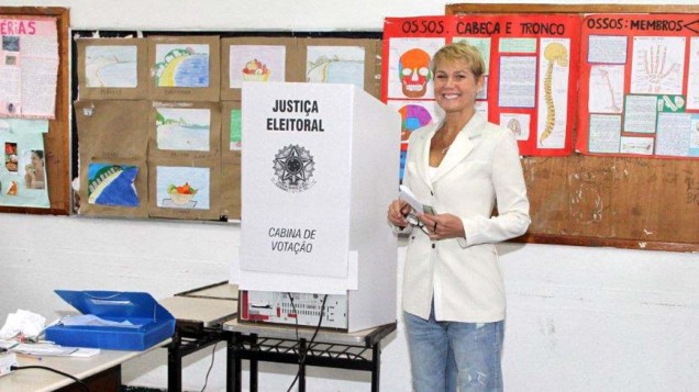 Xuxa votou em colégio de Vargem Pequena, no Rio de Janeiro. 03/10/2010