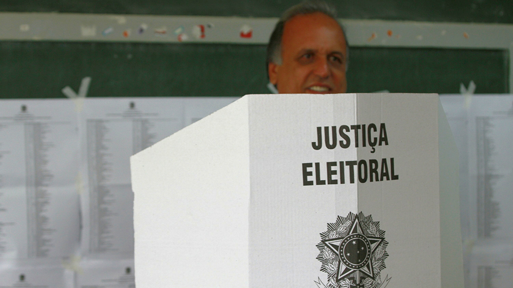 O candidato a governador pelo PMDB, Luiz Pezão, durante votação na Escola municipal de lages, em Ribeirão das lajes, no Rio de Janeiro