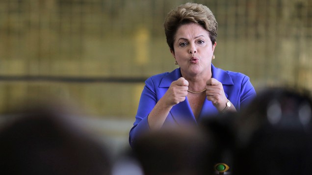 A presidente e candidata à reeleição pelo PT, Dilma Rousseff, durante coletiva de imprensa em Brasília, nesta sexta-feita (10)