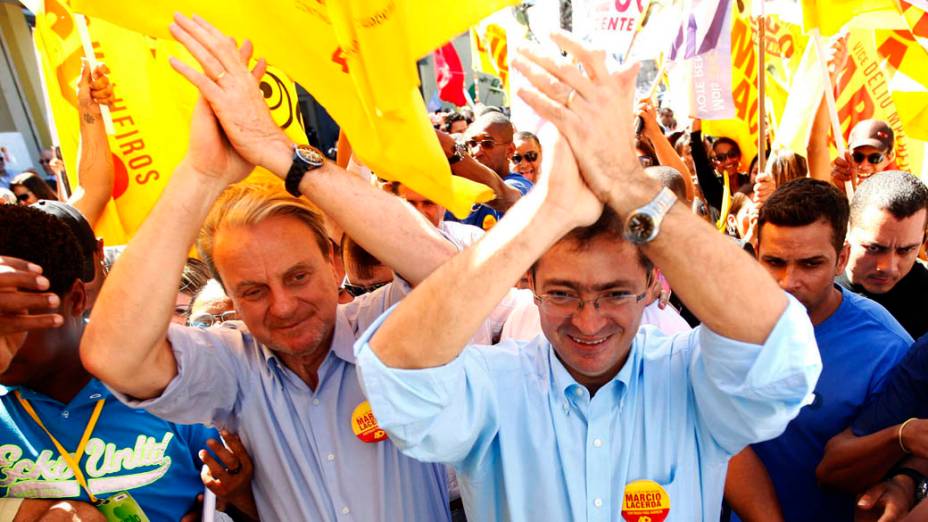 O prefeito e candidato a reeleição de Belo Horizonte, Marcio Lacerda (PSB), e o candidato a vice, Delio Malheiros (PV), participam de caminhada na região oeste da capital
