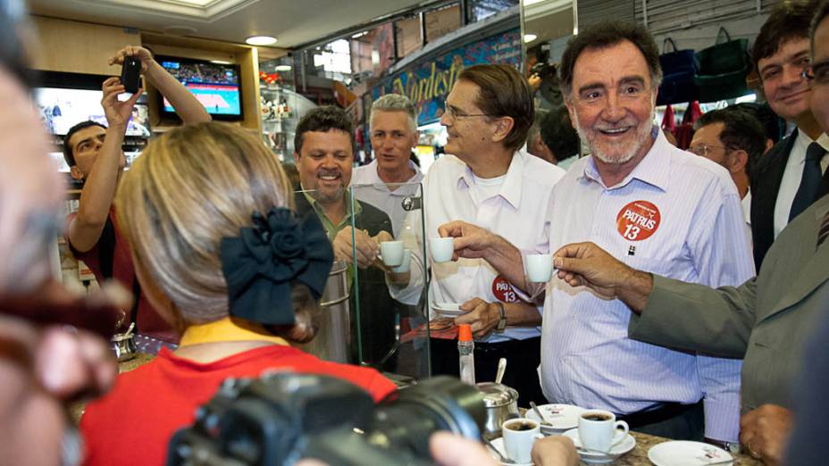 O candidato a prefeitura de Belo Horizonte pelo PT, Patrus Ananias, durante visita ao Mercado Municipal