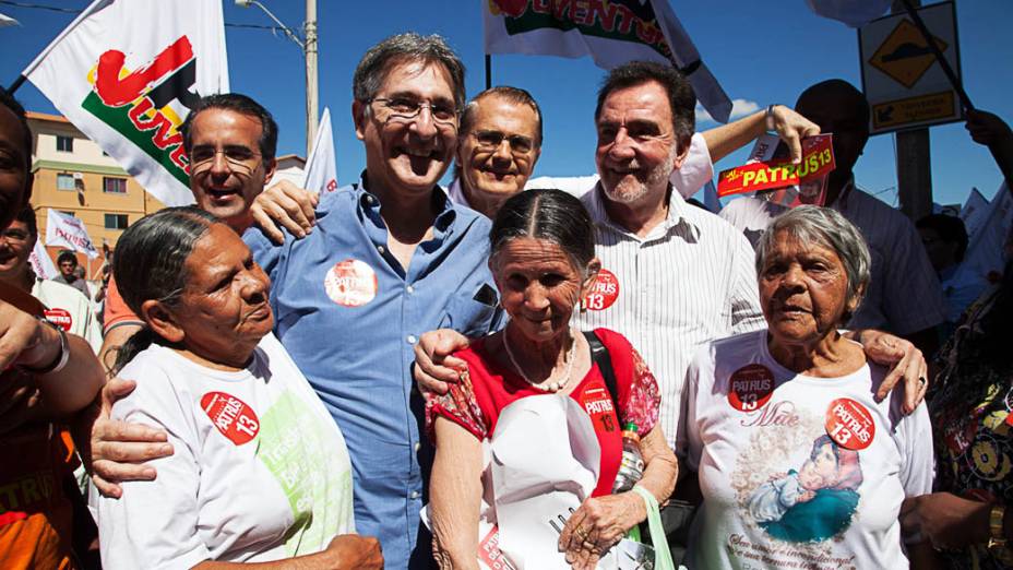O candidato do PT a prefeitura de Belo Horizonte, Patrus Ananias, com o ministro Fernando Pimentel (PT), no Aglomerado da Serra