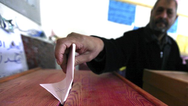 Egípcios votam em primeiro pleito no país desde o fim da era Mubarak