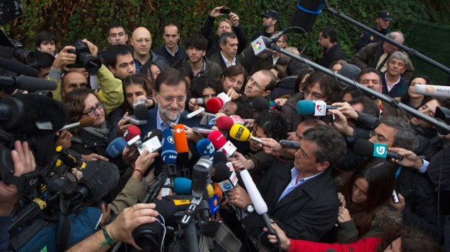 Jornalistas cercam Mariano Rajoy, líder do Partido Popular e candidato a primeiro-ministro da Espanha, durante votação. A imprensa espanhola já antecipava a vitória de Rajoy para o cargo - 20/11/2011