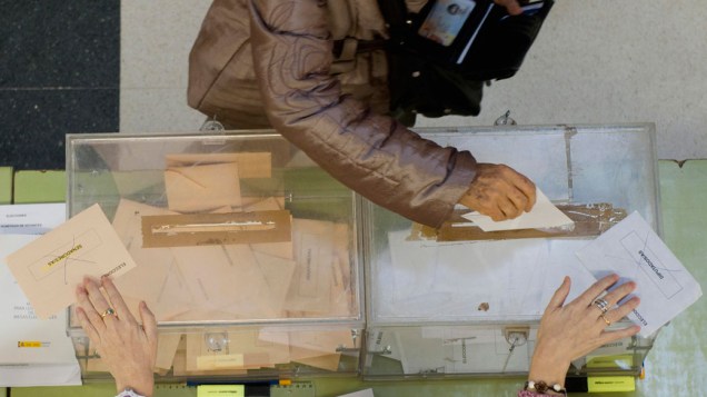 Mulher vota na Espanha, durante eleições gerais no país - 20/11/2011