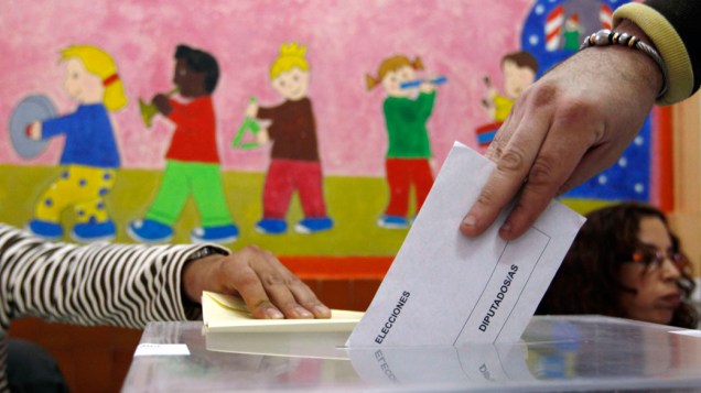 Mulher vota na Espanha, durante eleições gerais no país - 20/11/2011