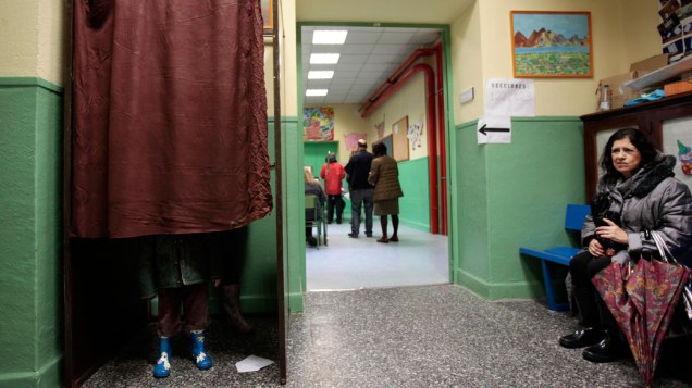 Mulher aguarda para votar, durante eleições gerais na Espanha - 20/11/2011