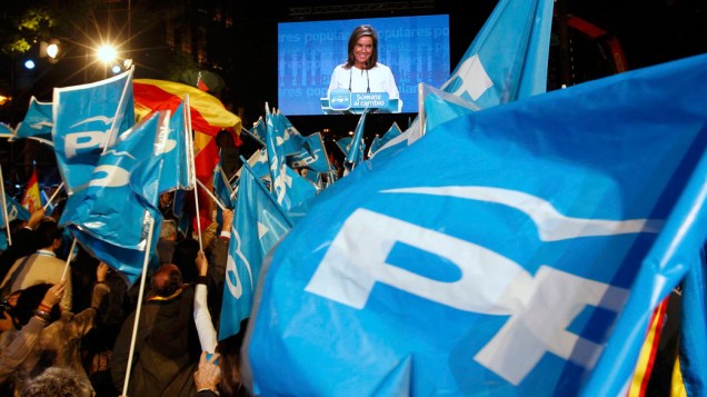 Pessoas comemoram vitória de Mariano Rajoy, do Partido Popular, como novo primeiro-ministro da Espanha - 20/11/2011