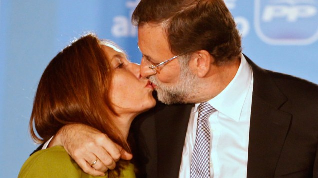 Mariano Rajoy, do Partido Popular, beija a esposa, Elvira Fernandez, ao comemorar a vitória nas eleições de primeiro-ministro, na Espanha - 20/11/2011