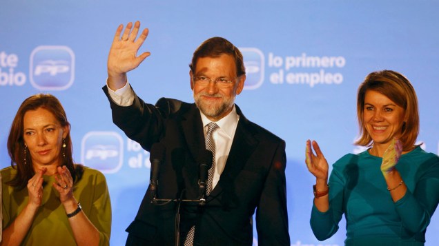 Mariano Rajoy, eleito primeiro-ministro da Espanha, comemora a vitória nas eleições entre sua esposa, Elvira Fernandez, e Maria Dolores de Cospedal, secretária geral 0 20/11/2011