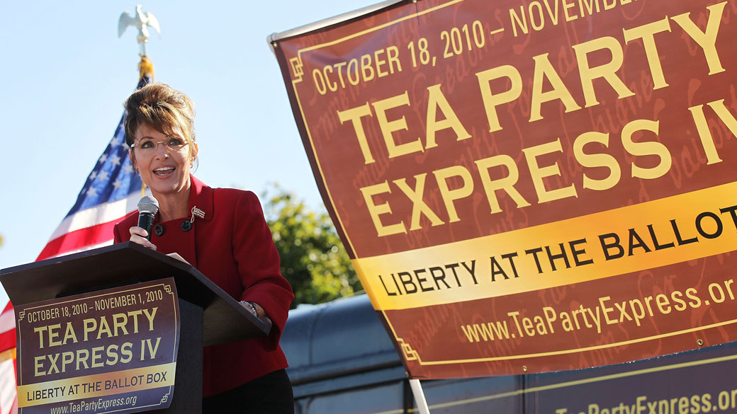 A ativista conservadora e política Sarah Palin discursa durante o lançamento do "Tea Party Express", uma iniciativa para eleger conservadores para a Câmara e Senado. Reno, 18 de outubro de 2010
