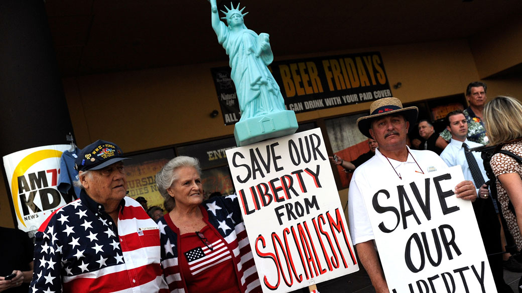 Moradores do estado de Nevada aguardam a comitiva "Tea Party Express", uma iniciativa para eleger conservadores para a Câmara e Senado. Las Vegas, 19 de outubro de 2010