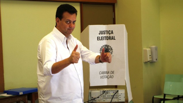 O prefeito de São Paulo, Gilberto Kassab (PSD), vota no colégio Santa Cruz, no Alto de Pinheiros, zona oeste da capital paulista