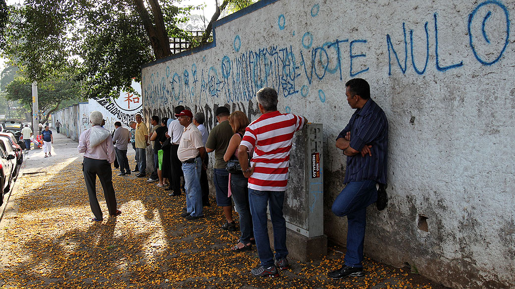 Fila de eleitores para votação na Escola Estadual Cidade de Hiroshima, no Parque do Carmo, zona leste de São Paulo, na manhã deste domingo
