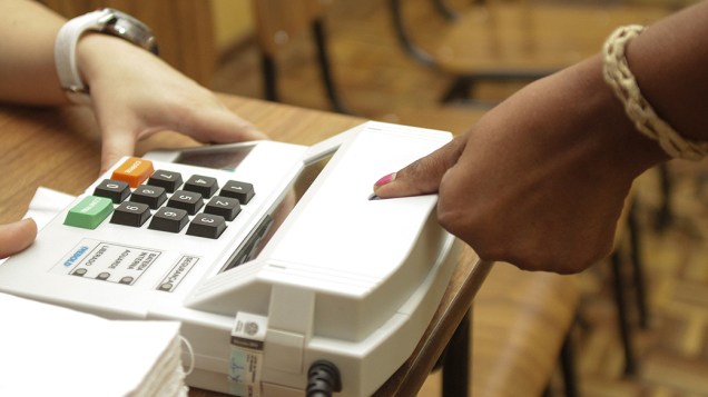 Sistema biométrico para identificação de eleitores nas Eleições 2012 em Curitiba (PR), na manhã deste domingo (28)