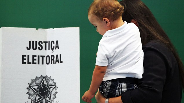 Eleitores votam no Colégio Santa Cruz, no Alto de Pinheiros, zona oeste da capital paulista, nas eleições municipais deste domingo (28)