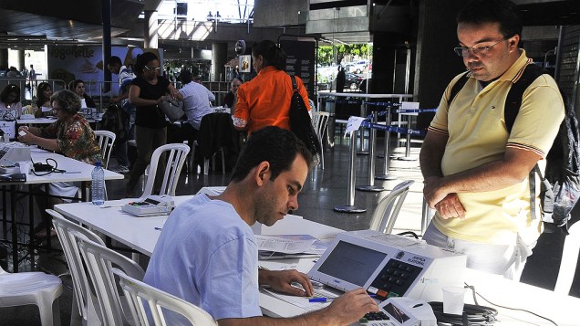 Eleitores fora do seu domicílio eleitoral justificam ausência por meio do formulário requerimento de Justificativa Eleitoral em postos montados no aeroporto Juscelino Kubitschek e na rodoviária Interestadual, em Brasília