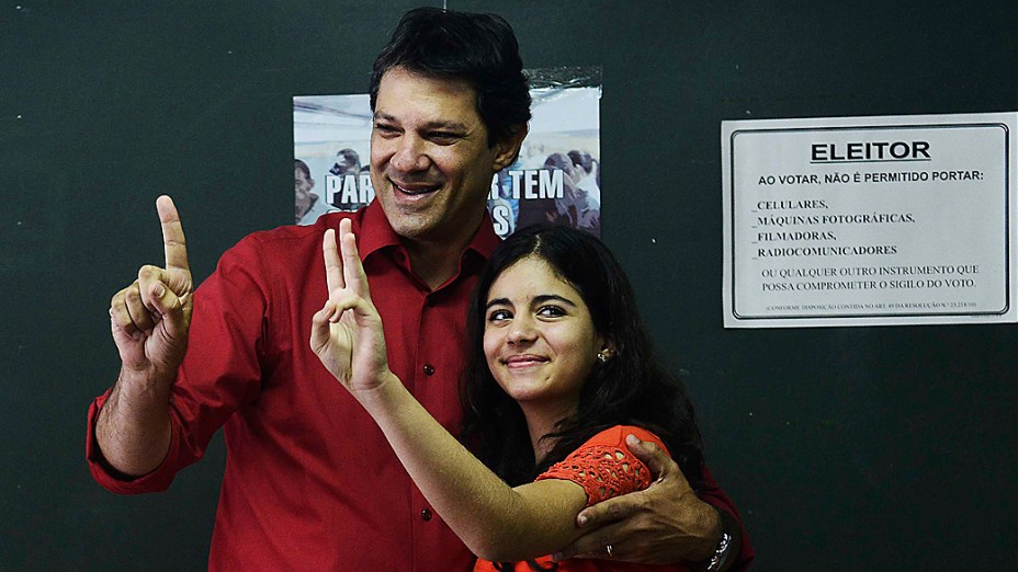 O candidato à Prefeitura de São Paulo pelo PT, Fernando Haddad, vota acompanhado da filha na Universidade Ibirapuera, na zona sul da capital, neste domingo (28)