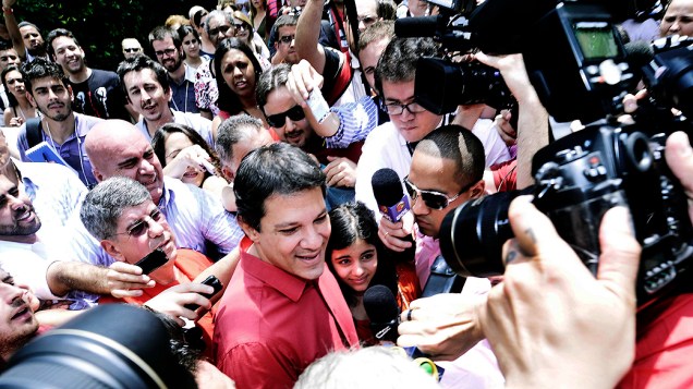 O candidato à Prefeitura de São Paulo pelo PT, Fernando Haddad, vota acompanhado da filha na Universidade Ibirapuera, na zona sul da capital, neste domingo (28)