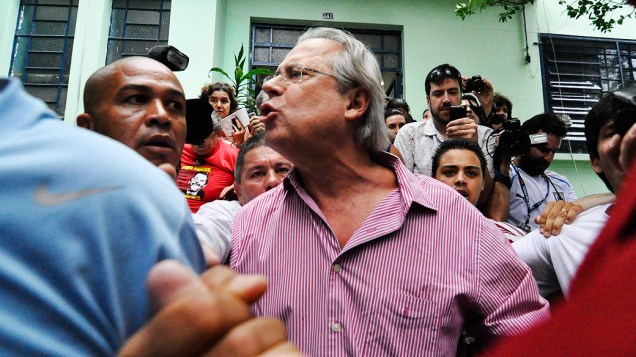  <br><br>  O ex-ministro da Casa Civil, José Dirceu, chegou para votar na Escola Estadual Princesa Isabel, neste domingo (28), no Bosque da Saúde, zona sul de São Paulo