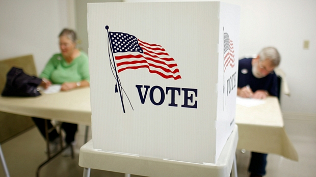 Eleitores preenchem sua cédula de voto em uma zona eleitoral americana