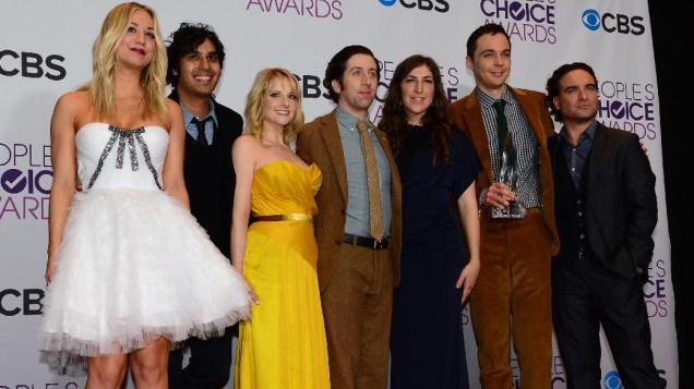 Elenco da série The Big Bang Theory, que levou o prêmio de comédia de TV favorita no Peoples Choice Awards