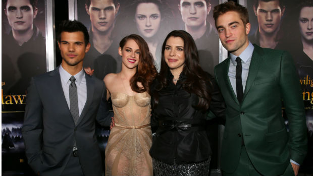 Robert Pattinson, Kristen Stewart e Taylor Lautner ao lado de Stephanie Meyer, autor da saga Crepúsculo