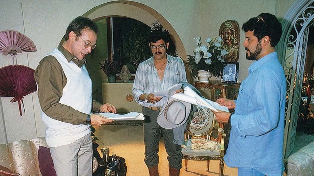 José Wilker e Lima Duarte com Marcos Paulo durante as gravações da novela <em>Roque Santeiro</em>, da Rede Globo, 1985