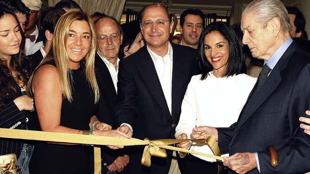 Eliana Tranchesi, o governador Geraldo Alckmin e sua esposa Maria Lúcia Alckmin durante a inauguração da nova loja da Daslu