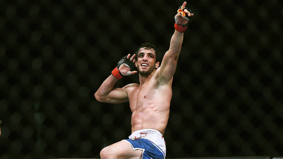 O brasileiro Elias Silvério vence o americano Ernest Chavez na final do TUF Brasil 3 no Ginásio do Ibirapuera em São Paulo