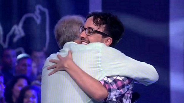 Alisson abraça o apresentador Pedro Bial após sua eliminação do BBB14