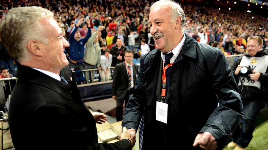 Didier Deschamps e Vicente Del Bosque se cumprimentam antes da partida entre Espanha e França válida pelas eliminatórias europeias para a Copa de 2014