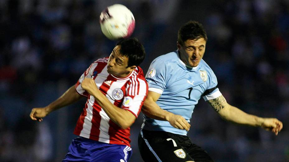 Ivan Piris do Paraguai e Cristian Rodrigues do Uruguai, durante as eliminatórias da Copa do Mundo, em Montevidéo