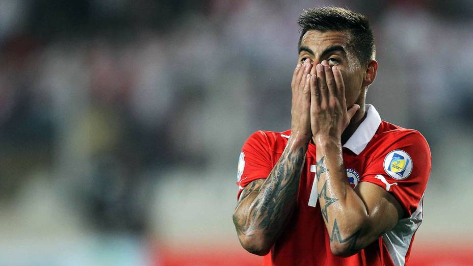 Eduardo Vargas do Chile se lamenta após perder contra o Peru de 1 x 0 durante as eliminatórias da Copa do Mundo