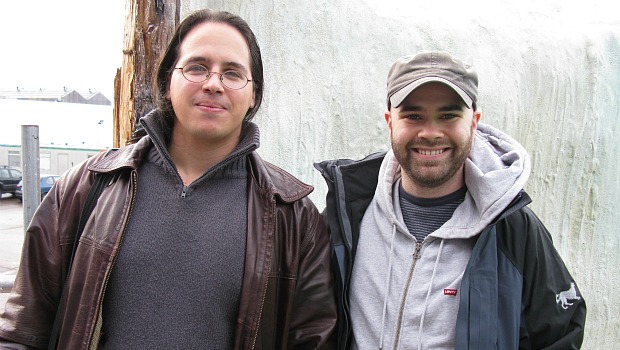 Elio García posa ao lado de Bryan Cogman, roterista do quarto episódio da série 'Game of Thrones', da HBO
