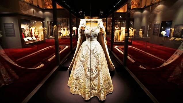 O vestido e capa usados pela rainha Elizabeth 2ª, do Reino Unido, são exibidos ao público pela primeira vez desde 1953