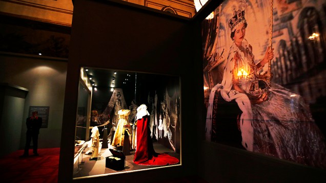 Roupas usadas pela rainha Elizabeth 2ª, do Reino Unido, são exibidos ao público pela primeira vez desde 1953