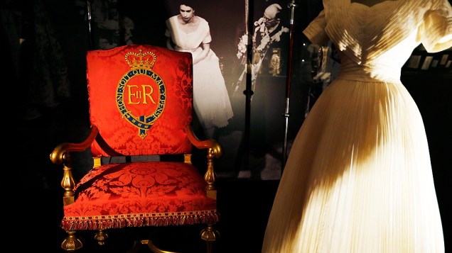 Trono e vestido da rainha Elizabeth II do Reino Unido, são exibidos ao público pela primeira vez desde 1953
