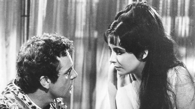 Elizabeth Taylor, como Cleópatra, e Richard Burton, de 1963