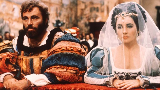 Ao lado do ator Richard Burton, com quem foi casada duas vezes, no filme A Megera Domada, de 1973