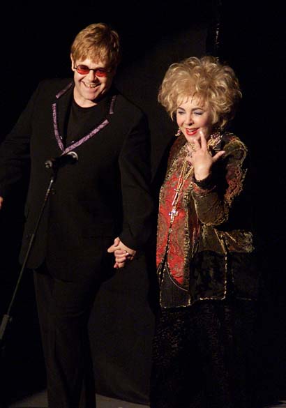 Elton John e Liz Taylor no Anfiteatro Universal em Los Angeles, nos Estados Unidos, em 2001