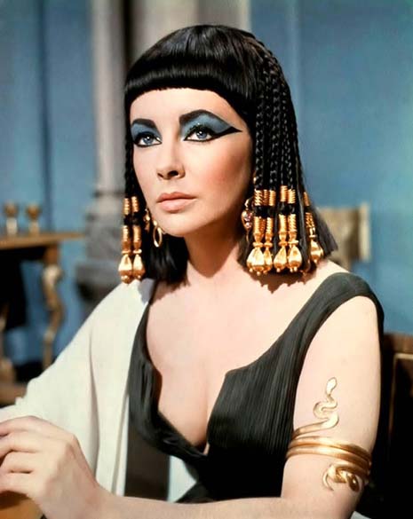Elizabeth Taylor interpreta Cleópatra em 1963