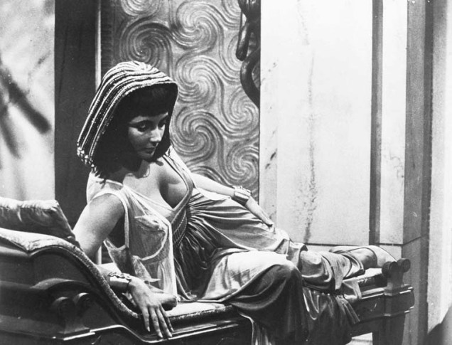 Elizabeth Taylor interpreta Cleópatra em 1963