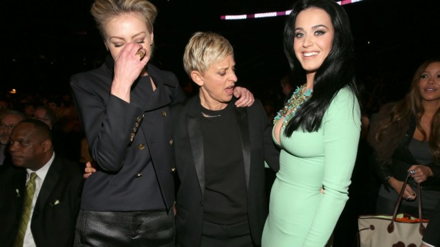 Ellen DeGeneres parece ter aprovado o decote exagerado de Katy Perry. Sua companheira, a atriz Portia de Rossi, deve estar com vergonha alheia da cantora
